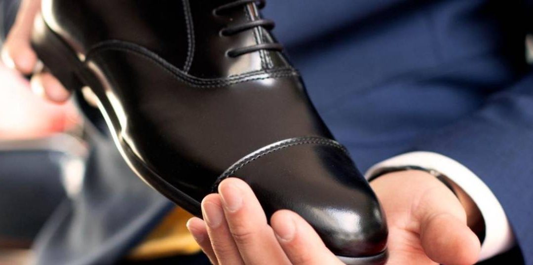 ¿Qué zapatos usar para un traje azul?