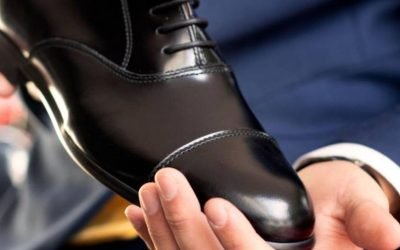 ¿Qué zapatos usar para un traje azul?