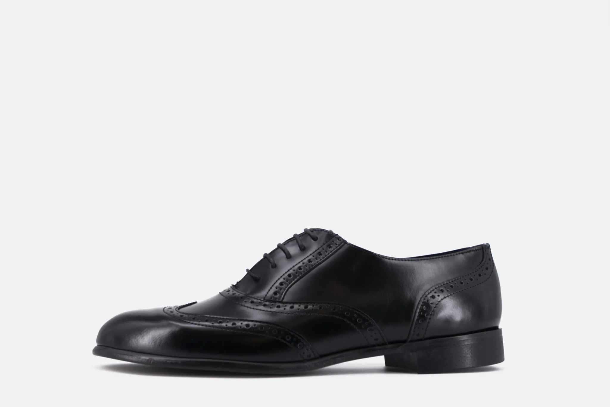 Los zapatos brogues o picados también son una excelente opción para combinar con un traje negro