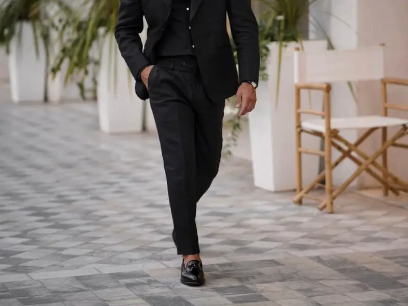 Podemos combinar mocasines con traje negro